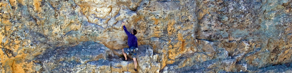 man in blue shirt climbing at Arapilies